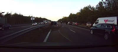 Videón ahogy egy Tesla elkerül egy nagyon durva balesetet