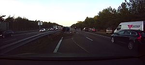 Videón ahogy egy Tesla elkerül egy nagyon durva balesetet