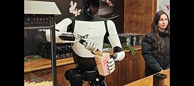 Videón a Tesla Optimus robotja, amint popcornt oszt a berlini karácsonyi vásáron