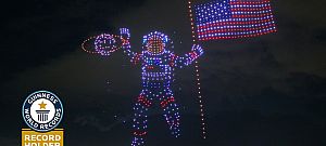 Videón ahogy ezernél is több drónnal festenek képeket az égre az USA-ban