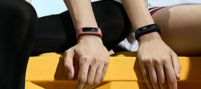 Mindössze 6 grammot nyom a Huawei legújabb okoskarkötője