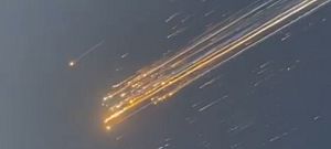 Videón a SpaceX felrobbant űrhajója, amint tűzgolyókként átszeli az eget