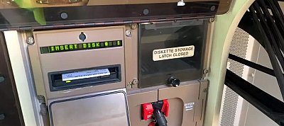 Nem hiszed el: Még mindig floppy-król frissítik a Boeing repülőket. Havonta.
