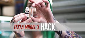 Karjába építtette autója indítókulcsát egy Tesla-tulajdonos