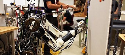 Robot-ember hibrid gépet építettek