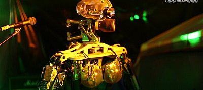 Nagyon durva frontembert kapott a Compressorhead robotzenekar