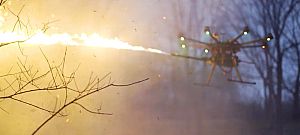 Itt a lángszórós drón, ami gombnyomásra okádja a tüzet