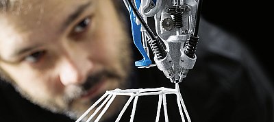 Pók módjára szövi a tárgyakat ez a furcsa 3D-s nyomtató robot