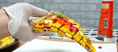 Videó: Így kell LEGO-ból házi készítésű pizzát sütni
