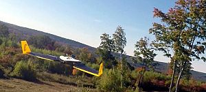 Hihetetlen mutatványok közepette repül az önmagát vezető drón