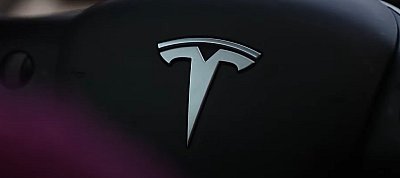 Alapvető KRESZ-szabályokat sem tart be a Tesla "teljesen önvezető" technológiája