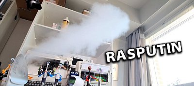 A Boney M ismert slágerét adja elő a számos új taggal bővült elektromos fogkefe-zenekar