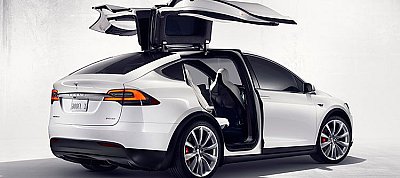 Rommá zúzta Tesla-ját a botcsinálta Fantomas