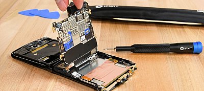 Szétkapták a Motorola új Razr telefonját - meglepte őket, amit láttak benne