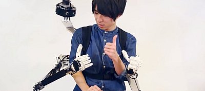 Két kétkarú emberből egy négykarút csinál ez a furcsa exoskeleton