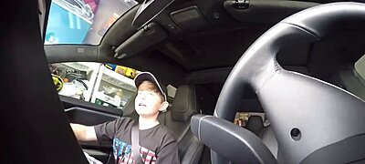 Jól ráijesztett gyerekére Tesla-jával ez a gonosz apa