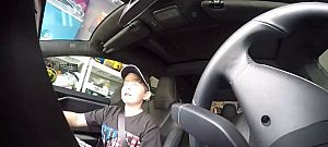 Jól ráijesztett gyerekére Tesla-jával ez a gonosz apa