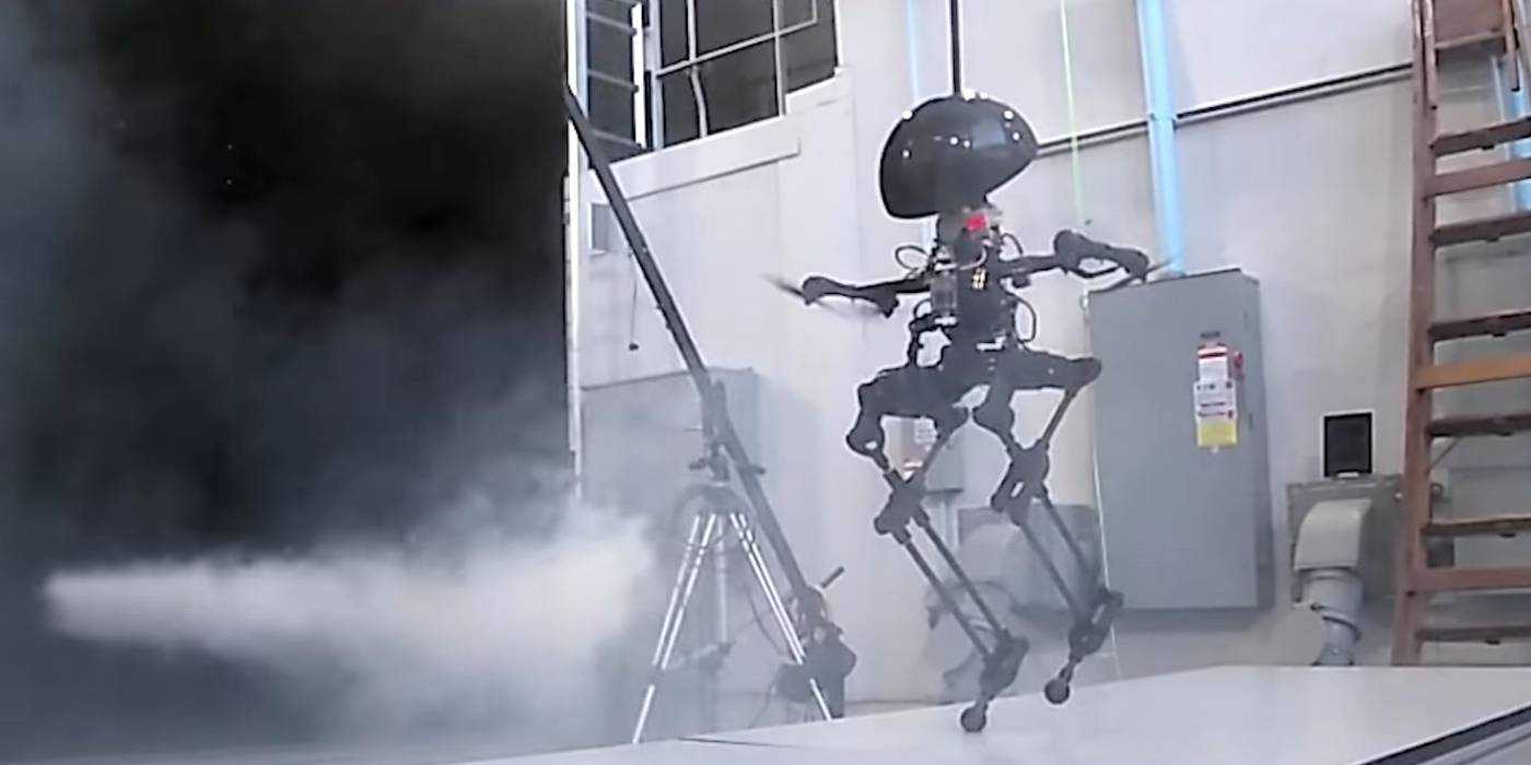 Csináltak egy hátborzongató robotot, ami nem csak járni, de repülni is tud