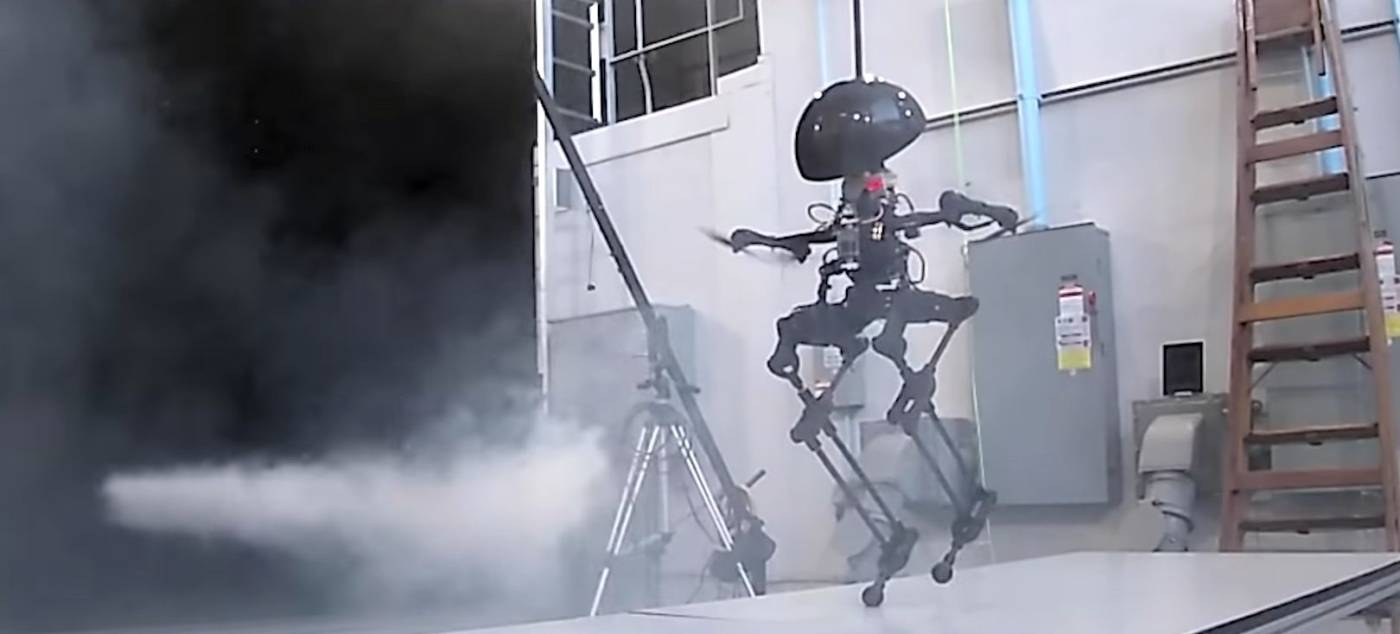 Csináltak egy hátborzongató robotot, ami nem csak járni, de repülni is tud