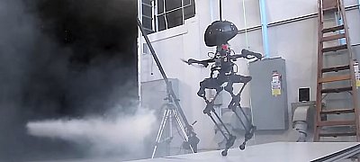 Csináltak egy hátborzongató robotot, ami nem csak járni, de repülni is tud