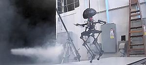 Csináltak egy hátborzongató robotot, ami nem csak járni, de repülni is tud