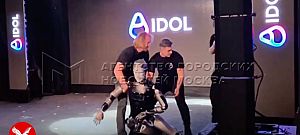 Nagy pofáraesés lett az orosz humanoid robot bemutatója - szó szerint