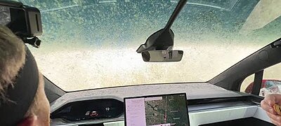 Itt egy videó, amiben hajó módjára közlekedik egy Tesla az árvízben