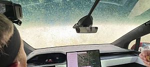 Itt egy videó, amiben hajó módjára közlekedik egy Tesla az árvízben