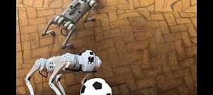 Itt a focizó robotkutya, ami hóban és sárban is tudja rúgni a bőrt