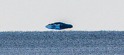 Neten az amerikai haditengerészet felvétele, amin egy gömb alakú UFO a tengerbe csapódik