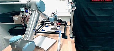Itt a robot, ami elveszi a papírrepülőt hajtogató kisgyerekek "munkáját"