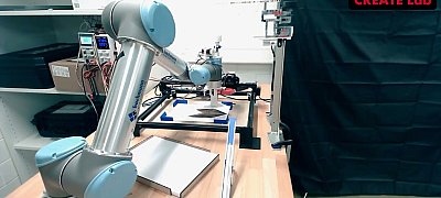 Itt a robot, ami elveszi a papírrepülőt hajtogató kisgyerekek "munkáját"