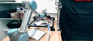 Itt a robot, ami elveszi a papírrepülőt hajtogató kisgyerekek "munkáját"