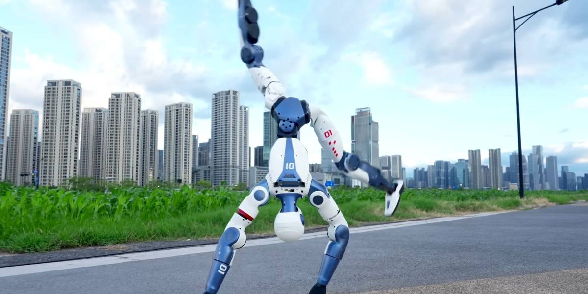 Videón a kínai szuperrobot, ami bukfencet vet és kézen állva is tud járni
