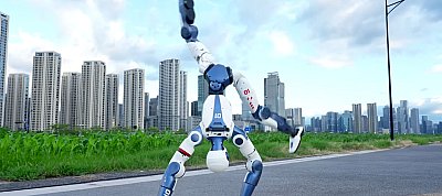 Videón a kínai szuperrobot, ami cigánykereket vet és kézen állva is tud járni