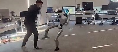 Videón, ahogy tö...nrúgja saját magát a humanoid robot tesztelője