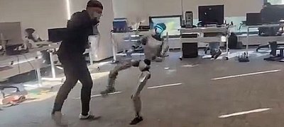 Videón, ahogy tö...nrúgja saját magát a humanoid robot tesztelője