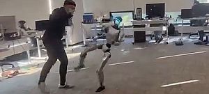 Videón, ahogy tö...nrúgja saját magát a humanoid robot tesztelője