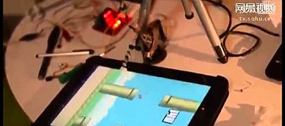 Nem tud kifogni a játék a Flappy Bird-öt játszó roboton