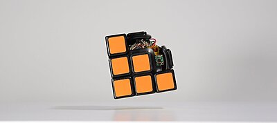 Itt a Rubik-kocka, ami nem csak megoldja magát, de még lebeg is