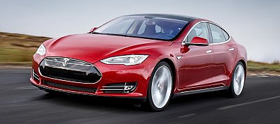 Meghalt egy ember egy önvezető Tesla-ban