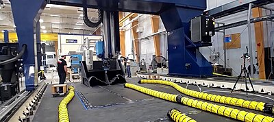 Itt egy 3D-s nyomtató, amint éppen egy komplett motorcsónakot printel ki