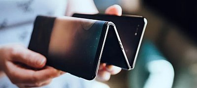 Furcsa, háromba hajtható telefont adhat ki a Samsung