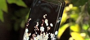 Itt a világ első mobilja, aminek az oldalán és élein is kijelző van