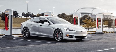 Megtiltotta vásárlóinak a Tesla, hogy engedjék levideózni "önvezető" autói hibázásait, baleseteit