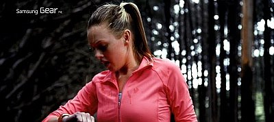 Itt a Samsung fitnesz-kütyüjének első reklámszpotja