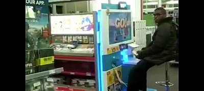 Megható: Ajándék játékkonzolt kapott egy fiú egy bolt alkalmazottaitól