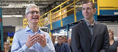 Lebukott: iPhone 8-cal fotózták az Apple elnökét, Tim Cook-ot