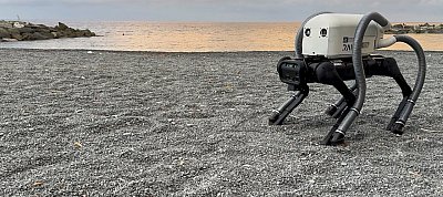 Videón a takarító robotkutya, aminek porszívóból vannak a lábai