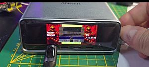 USB-s asztali töltőállomásra is felhekkelték a Doom-ot